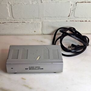 Dynex (WS-007) 120V 60Hz 4.5W Audio Video RF Modulator Signal Converter Only